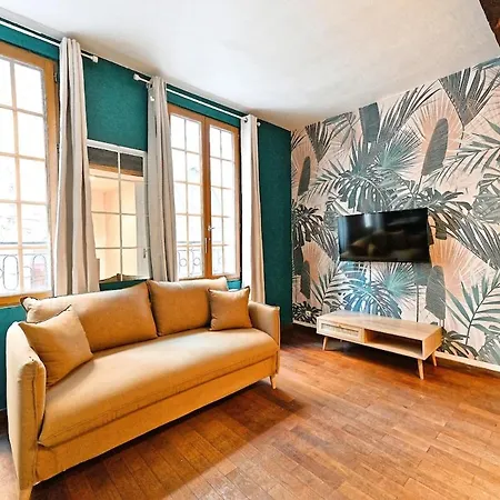Cozy In The Beautiful Marais Париж